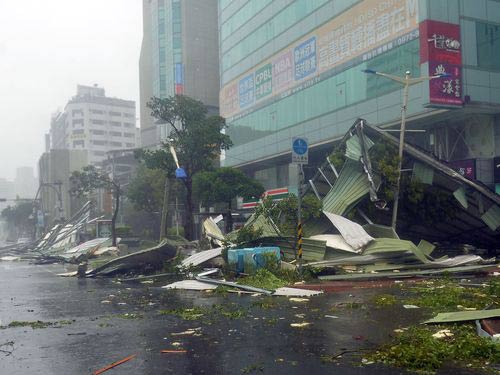 Siêu bão Soudelor: Sóng thần cuốn người tại bờ biển Đài Loan 1